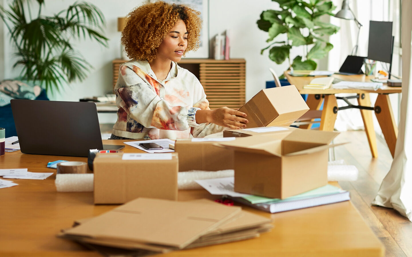 Une femme regarde un carton